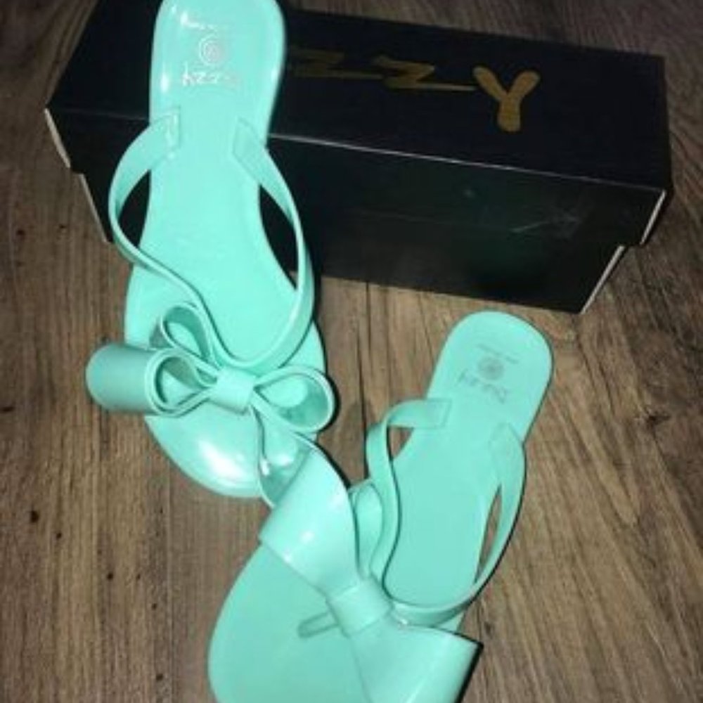 NIB Dizzy Turquoise Flips sz 1
